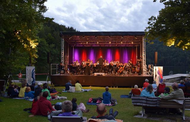 Stimmungsvoll - das Klassik am See Konzert für 500 sehr disziplinierte (Abstandsregelung) Zuhörer am Kufsteiner Hechtsee. | Foto: Friedl Schwaighofer