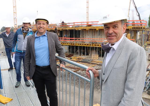 Geschäftsführer Franz Danler und Bürgermeister Georg Willi, hier bei der Besichtigung der Baustelle am Campagne-Areal Reichenau, freuen sich über die Rekordbilanz der Innsbrucker Immobilien Gesellschaft. | Foto: IKM
