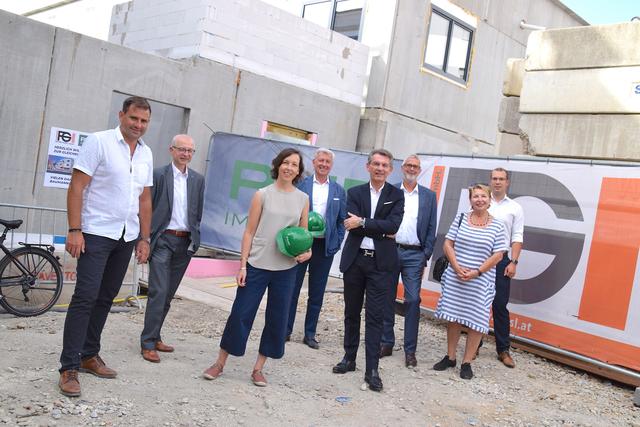 Gleichenfeier in Korneuburg: Günther Pinz (Georg Fessl Bau), Josef Hofstätter (HYPO NOE), Christina und Leopold Pajpach (PMP Immobilien), Bau-Stadtrat Hubert Holzer, Bauamtsleiter Wolfgang Schenk, Vizebürgermeisterin Helene Fuchs-Moser und Christoph Altrichter (HYPO NOE). | Foto: Sandra Schütz