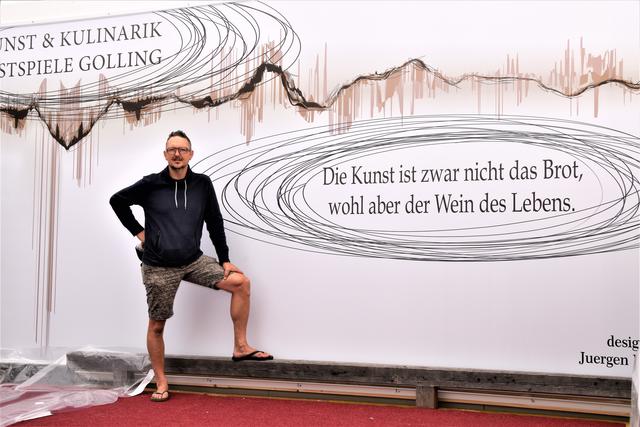 J.N. Fux. Der Meister mit dem Details des neuen Bühnenbildes für die Festspiele auf der Burg Golling.