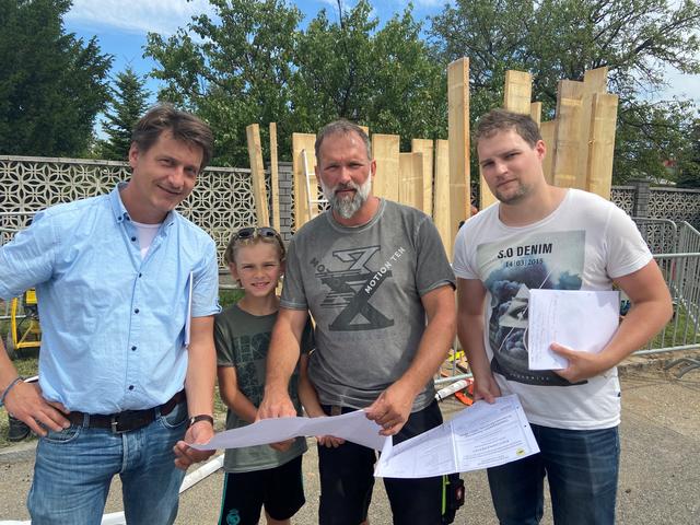 Baustadtrat Jürgen Punz und Sohn Louis sowie DI Anton Vanek (li.) und Niklas Rohde vom Ziviltechnickbüro Vanek (re.)