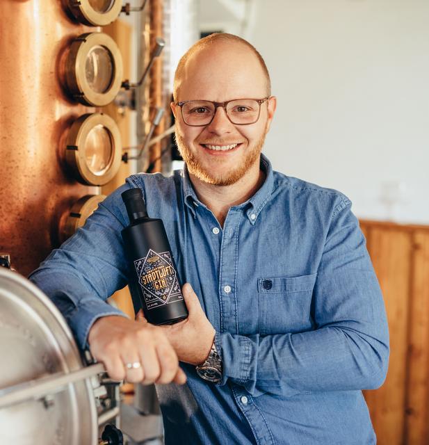 Jürgen Datzberger mit seinem Gin ...