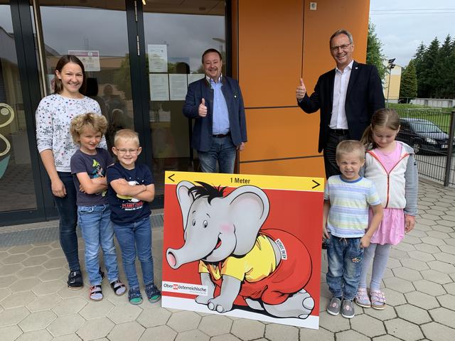 V. l.: Kindergarten-Pädagogin Sabine Bauer, Werner Schätzl, Bürgermeister Roland Wohlmuth und Kinder des Kindergartens.