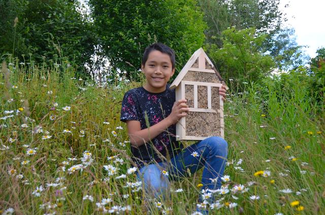 Mit Stolz präsentiert Amir Hakimi aus der 2B Klasse der Neuen Mittelschule  Rohrbach sein  Insektenhotel, das er im Unterricht  hat.  | Foto: Dirk Andreas
