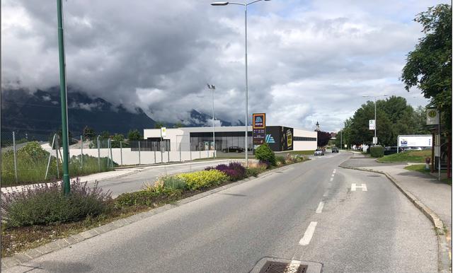 Blickrichtung Osten – Ortsausfahrt: Der alte Sportplatz (links) wird nicht berührt, die Bushaltestelle sorgt für eine optimale Anbindung.