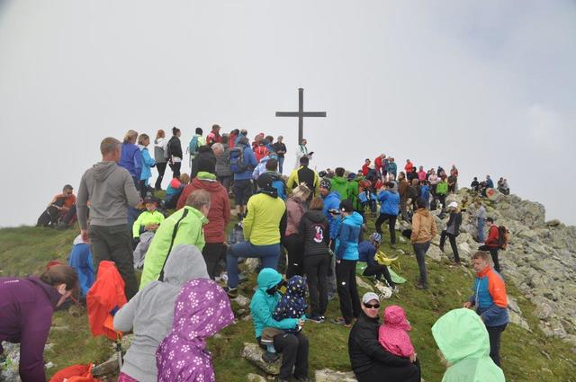 Zum 50. Mal fand heuer eine Messe am Salzkofel statt. Über 100 Menschen wanderten und feierten mit.  | Foto: Dieter Hasslacher 