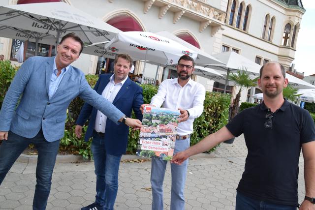 Mit neuem SPÖ-Modell wären finanzielle Verluste der Gemeinden nicht ganz so hoch: Alexander Vojta (Gerasdorf), Thomas Windsor-Seifert (Stetten), Bezirksobmann Martin Peterl und Thomas Speigner (Spillern). | Foto: Sandra Schütz