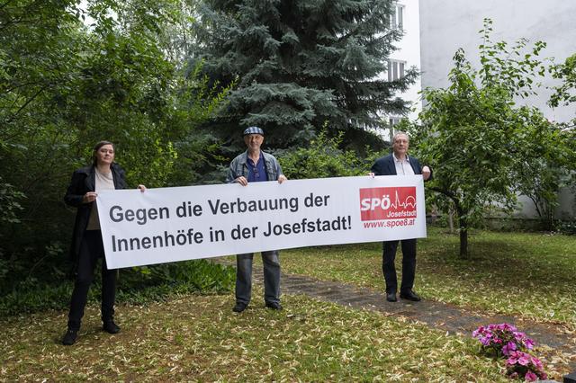 Stefanie Vasold (links) und Heinz Vettermann (rechts; beide SPÖ) stellen sich gegen weitere Innenhof-Bebauung.