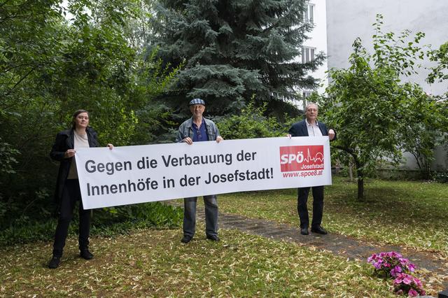 Stefanie Vasold (links) und Heinz Vettermann (rechts; beide SPÖ) stellen sich gegen weitere Innenhof-Bebauung. | Foto: SPÖ Mariahilf