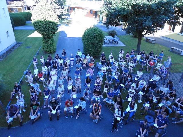 Die Schüler der Musik-NMS Eibiswald bei der diesjährigen, besonderen Zeugnisverteilung.  | Foto: Strametz