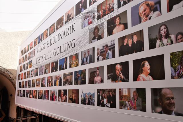 Im Foyer begrüßen einem die Stars und Gäste der vergangenen Festspiele auf der Burg Golling.