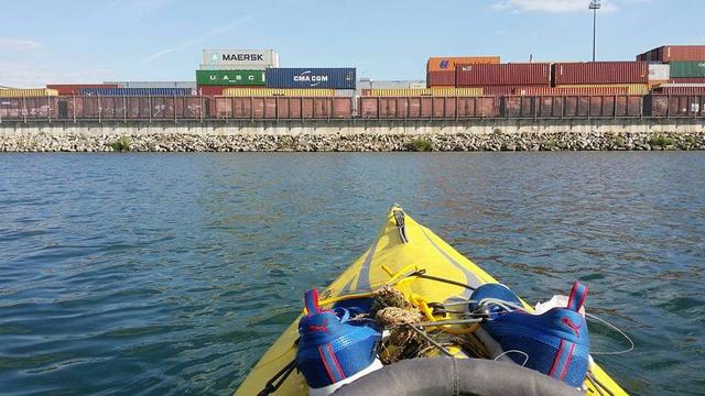 Neos-Gemeinderat Lorenz Potocnik paddelt mit leichtem Gepäck auf der Donau. | Foto: privat