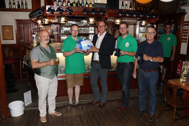 Johann „Hansi“ Hirschböck im Kreis einiger Gratulanten rund um Bgm. Marcus Martschitsch und Neo-Gemeinderat Joachim Kummer.