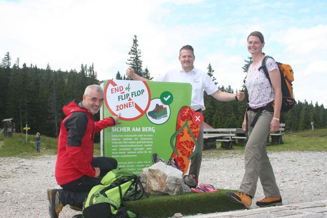 Christian Hofer (Ortsstellenleiter Stellvertreter Bergrettung Reichenau), Bernd Scharfegger (Geschäftsführer Scharfeggers Raxalpen Resort) und Sandra Hofer (Naturfreunde Hüttenwartin und Bergfex, v.l.).