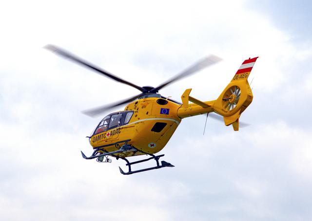 Mit Verletzungen unbestimmten Grades wurde eine 19-jährige Autolenkerin von Notarzthubschrauber ins LKH Salzburg geflogen. | Foto: ÖAMTC