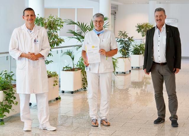 Der Leiter Kinder- und Jugendheilkunde, Tobias Trips, Erna Suchan (Stationsleitung DGKP ) und Gemeindeverbandsobmann Bgm Rudolf Puecher (v.l.) freuen sich über die Auszeichnung.