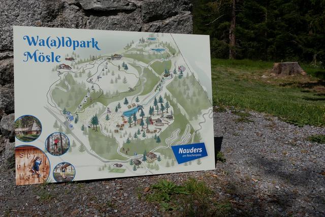 An spannenden Spiel- und Kletterstationen, auf kinderwagentauglichen Spazierwegen, am Naturteich oder Grillplatz im Wald lässt sich die Natur erkunden.