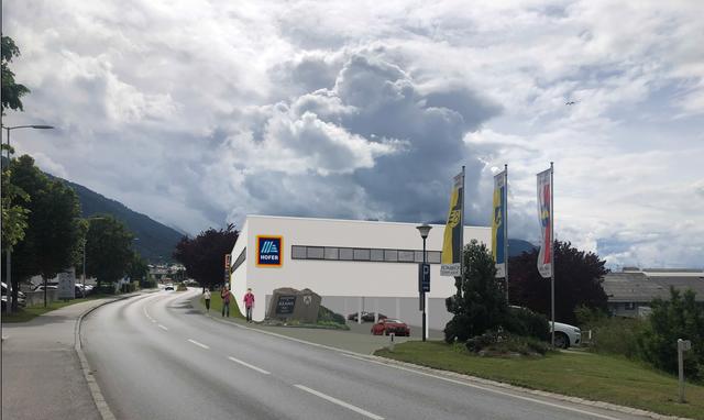 Blickrichtung Westen – Ortseinfahrt: Wo jetzt noch ein Parkplatz ist, entsteht der neue HOFER-Markt.