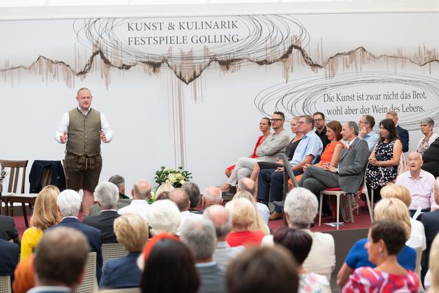 Bürgermeister Peter Harlander eröffnete das dritte Jahrzehnt der Gollinger Festspiele. | Foto: Marc Stickler