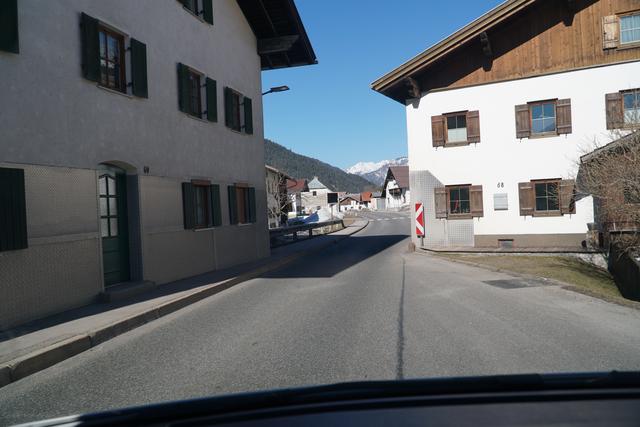 Die größte Engstelle englang der Lechtalstraße wurde beseitigt: Das Haus rechts im Bild wurde abgerissen.