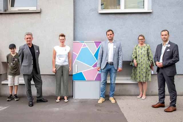 V.l.n.r.: Leon, Sohn von Nicole Wagner, Nikolaus Stadler, Geschäftsführer der GWG, Stadträtin Eva Schobesberger, Jörg Mittendörfer, Geschäftsführer Linz Netz GmbH, Doris Polzer, Geschäftsführerin Proges und Gemeinderat Zeljko Malesevic.