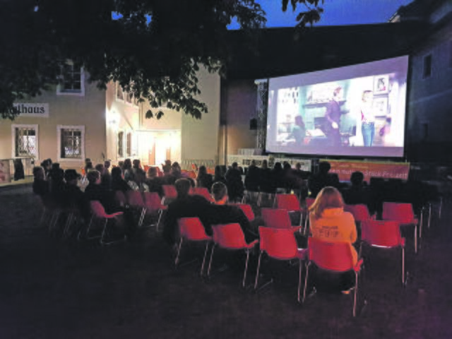 Kino-Feeling unter freiem Himmel: Der Kulturverein Pongowe organisiert mit örtlichen Vereinen und Einsatzorganisationen ein Open-Air-Kino im Kastenhof Bischofshofen.