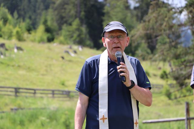 Pfarrer Christoph Giewald nahm die Segnung des Wa(a)ldparks vor. | Foto: Siegele