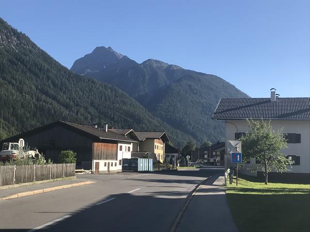 Ein Bauzaun verrät, hier muss mal etwas gewesen sein. Die Engstelle, bedingt durch ein altes Haus, ist inzwischen aber Vergangenheit.