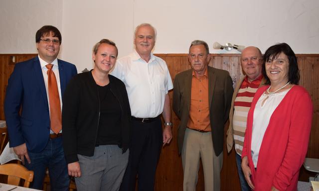Vizebürgermeister Daniel Hugl, SPÖ-Bezirksgeschäftsführerin Silvia Schneider, Regionsmanager Johann Keminger, Geburtstagskind Helmut Haupt, Kommunikationsmanager Ewald Schingerling und Schwester Helga Klawatsch.