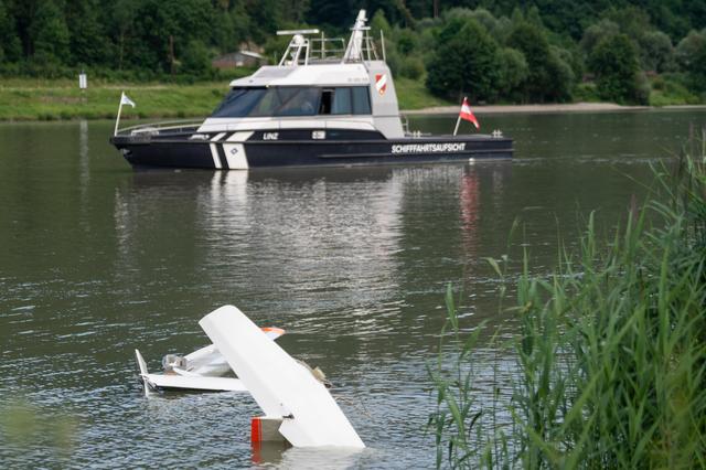 Das Wrack des Segelflugzeugs in der Donau.