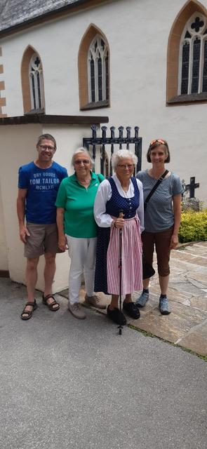 Klara Kahn mit ihrer Schwester, ihrer Nichte und deren Gatten in Heiligenblut. | Foto: Gertraud Steyrer