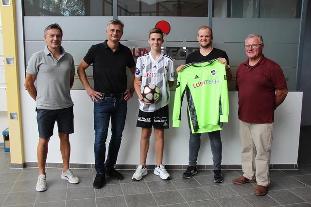 Auf eine gute Zusammenarbeit: Sportlicher Leiter Helmut Puntigam, Stefan Tasch, Jugendspieler Reiter Fabian, Michael Paukovits und Obmann Helmut Kropf.