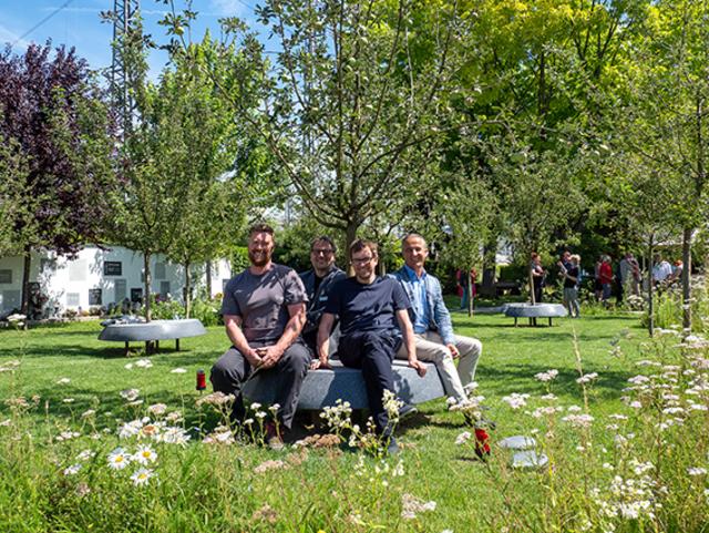 Alle am Projekt beteiligten Personen samt Künstler Arnold Reinthaler (2. v. re.) im neuen Apfelbaum Urnengarten.