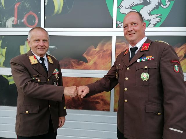Staffelübergabe: Rudolf Hofer übergibt das Amt des Abschnittskommandanten an Wolfgang Fellner.