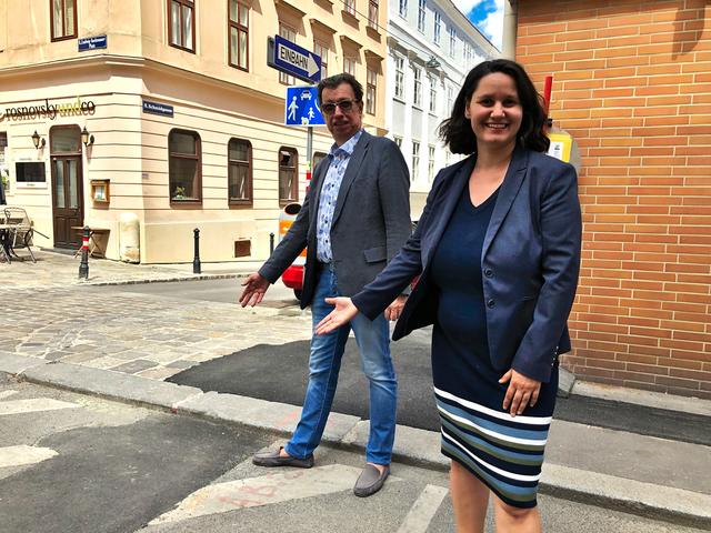 Gemeinsam mit ihrem Parteikollegen Eduard Hacker, freut sich Bezirksvorsteherin Veronika Mickel-Göttfert (ÖVP) auf die Verbesserung einiger Schulwege. | Foto: BV8