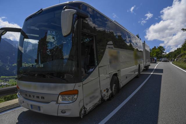 Auch der Bus wurde in Mitleidenschaft gezogen.