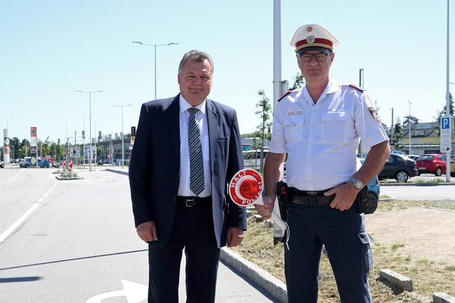 Infrastruktur-Landesrat Günther Steinkellner und Klaus Scherleitner, Leiter der Landesverkehrsabteilung LPD OÖ, die den Einsatzkräften für ihr Engagement danken.