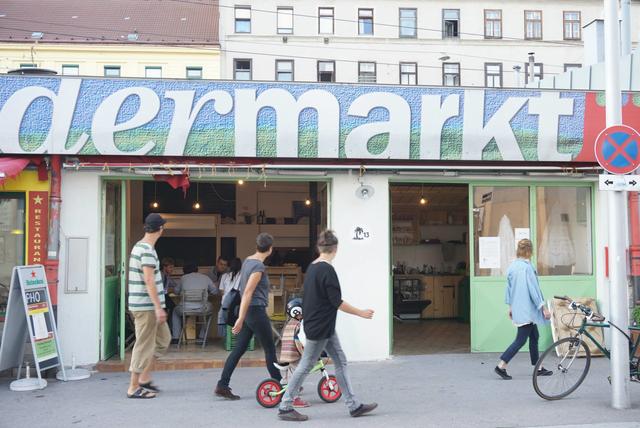 Im Grätzel – etwa am Schwendermarkt – einzukaufen, stärkt die regionale Wirtschaft in Rudolfsheim-Fünfhaus.