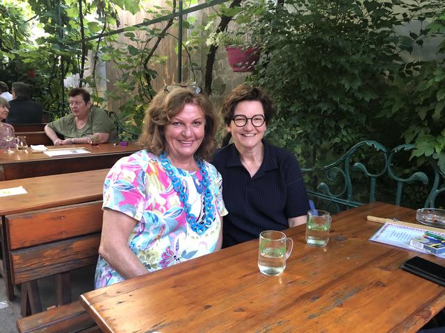 Magdalena Schneider-Gössl (l.) und Birgit Farnleitner laden herzlich zum nächsten Treffen des Zonta Clubs in Hietzing.