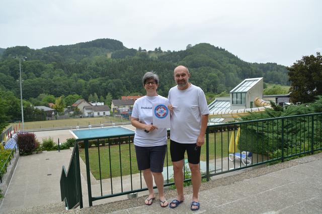 Die Badretter in Scheibbs: Eva Hottenroth und ihr Ehemann Walter Haslinger übernehmen freiwillig die Aufsicht im Freibad. | Foto: Roland Mayr