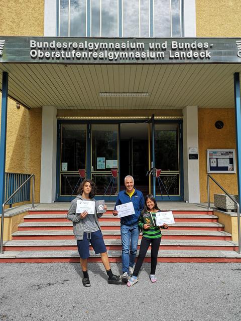 Gymnasium Landeck: Bundessieger Youssef Nsir (li.) und Bundessiegerin Viktoria Tilg (re.) mit Prof. Manfred Knabl. | Foto: Otto Siegele