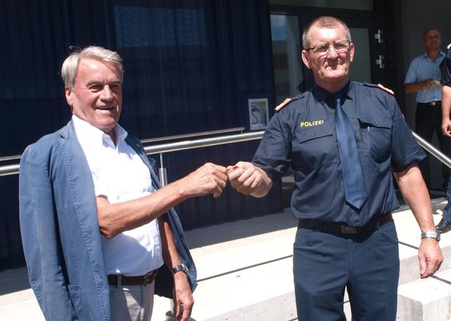 Bürgermeister Karl Staudinger (l.) übergab den Schlüssel an Chefinspektor Helmut Stogmeyer.