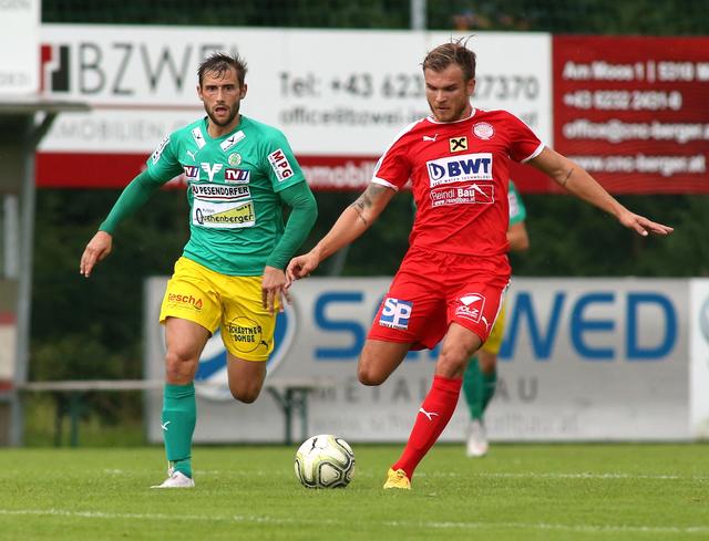 Mit 3:0 setzte sich die UVB Vöcklamarkt in Mondsee durch. Im Bild Mattia Olivotto (l., UVB) und der Neo-Mondseer Oliver Holzinger.