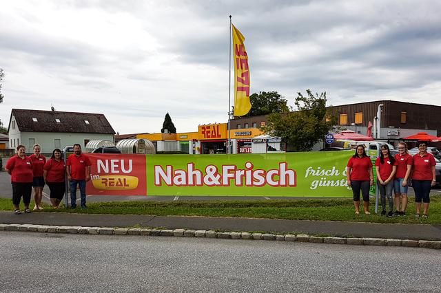 Das Mitarbeiterteam rund um Filialleiter Karl Kloiber versorgt ihre Kunden nun unter dem Namen "Nah & Frisch".