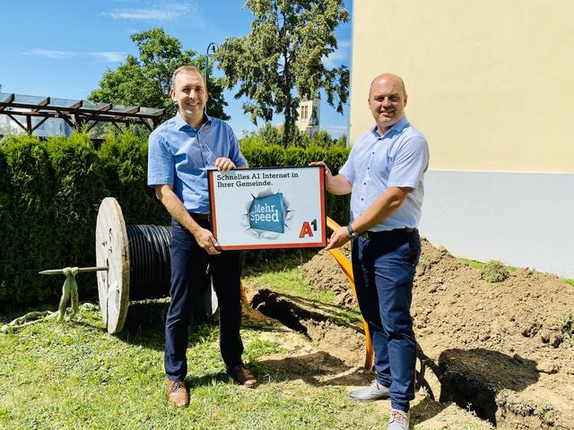 Von den Grabungsarbeiten machten sich A1-Breitbandbeauftragter Markus Halb (links) und Bgm.Mario Trinkl ein Bild.