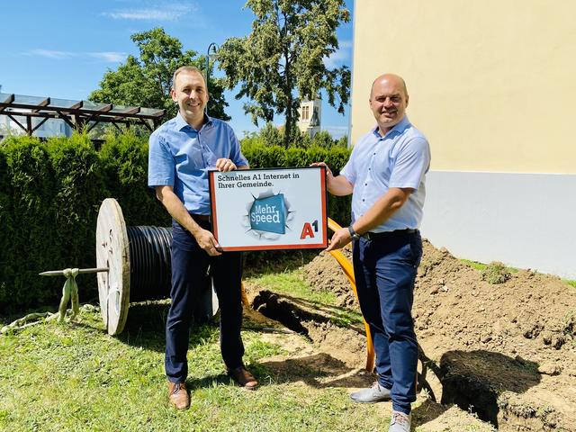 Von den Grabungsarbeiten machten sich A1-Breitbandbeauftragter Markus Halb (links) und Bgm.Mario Trinkl ein Bild. | Foto: Gemeinde Königsdorf