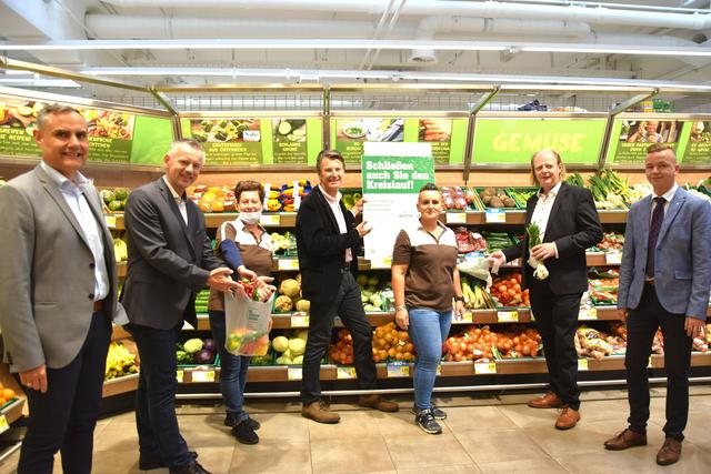 Das Bio-Kreislauf-Sackerl: Hubert Seiringer (M.) präsentiert seine nachhaltige Initiative im SPAR-Markt in Wieselburg. | Foto: Peter Brandstetter