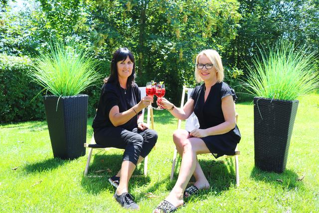 Claudia und Andrea Podgorsek (von links) genießen an heißen Tagen den "Bistro Traum".  | Foto: Kampl