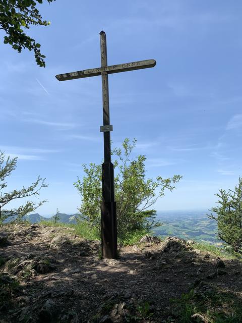 Unweit der Hütte: das Gipfelkreuz der Hohen Dirn.