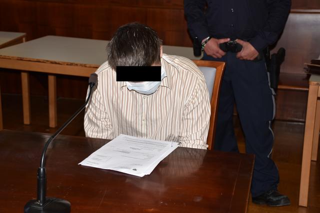 Dominik W. vor Beginn des Prozesses.